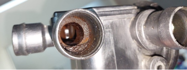 Evidence of sludge build-up in the crankcase 