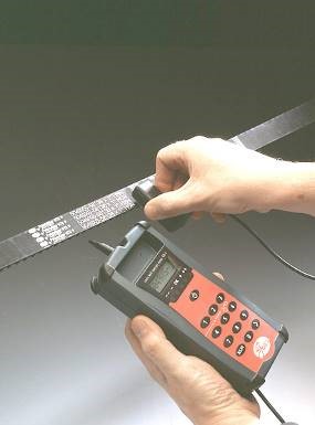 Przytrzymaj tester STT-1 w odległości około 10 mm od paska rozrządu.